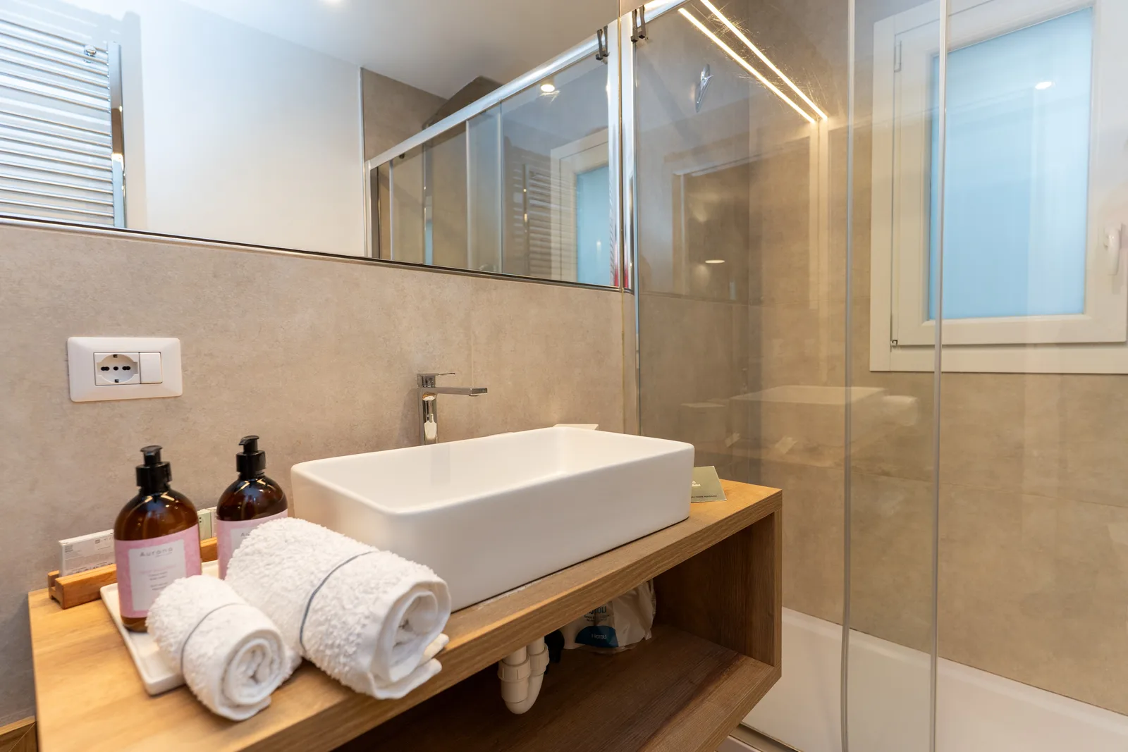Casa Radiosa — bathroom